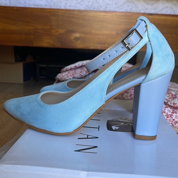 Baby blue suede heels. Never worn - Picture 3 of 3